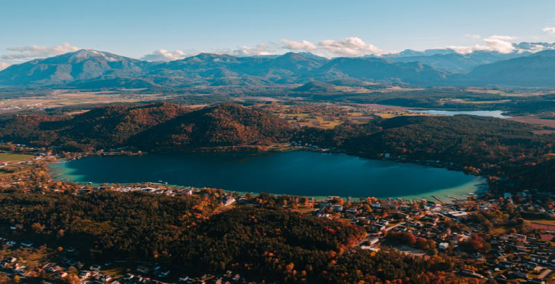 Klopeiner See - Luftaufnahme mit Bergpanorama